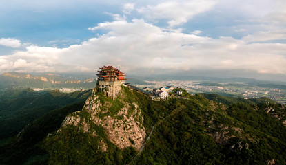 浙江臺州溫嶺市的樓旗尖,是當地地標性建筑,被稱為小布達拉宮。當天爬到山頂,無人機頻頻被鷹騷擾,差點被叼走,還好有驚無險,可惜還是錯過了最美的朝霞。